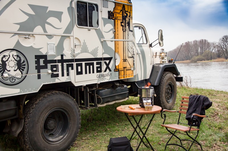 Camion Petromax avec four à fusée sur table